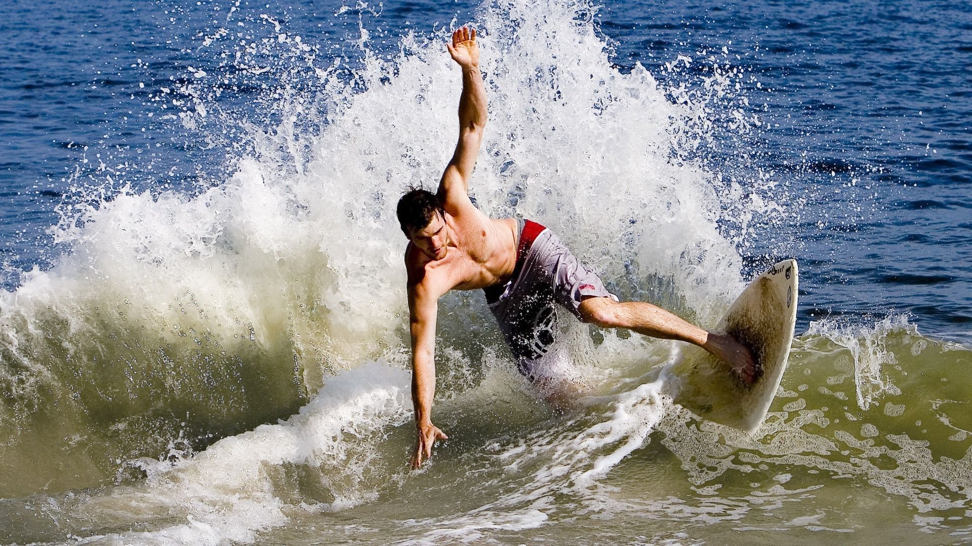 奥格斯堡队员展现出坚韧不拔的精神，以优异表现获得胜利，奥格斯堡战役