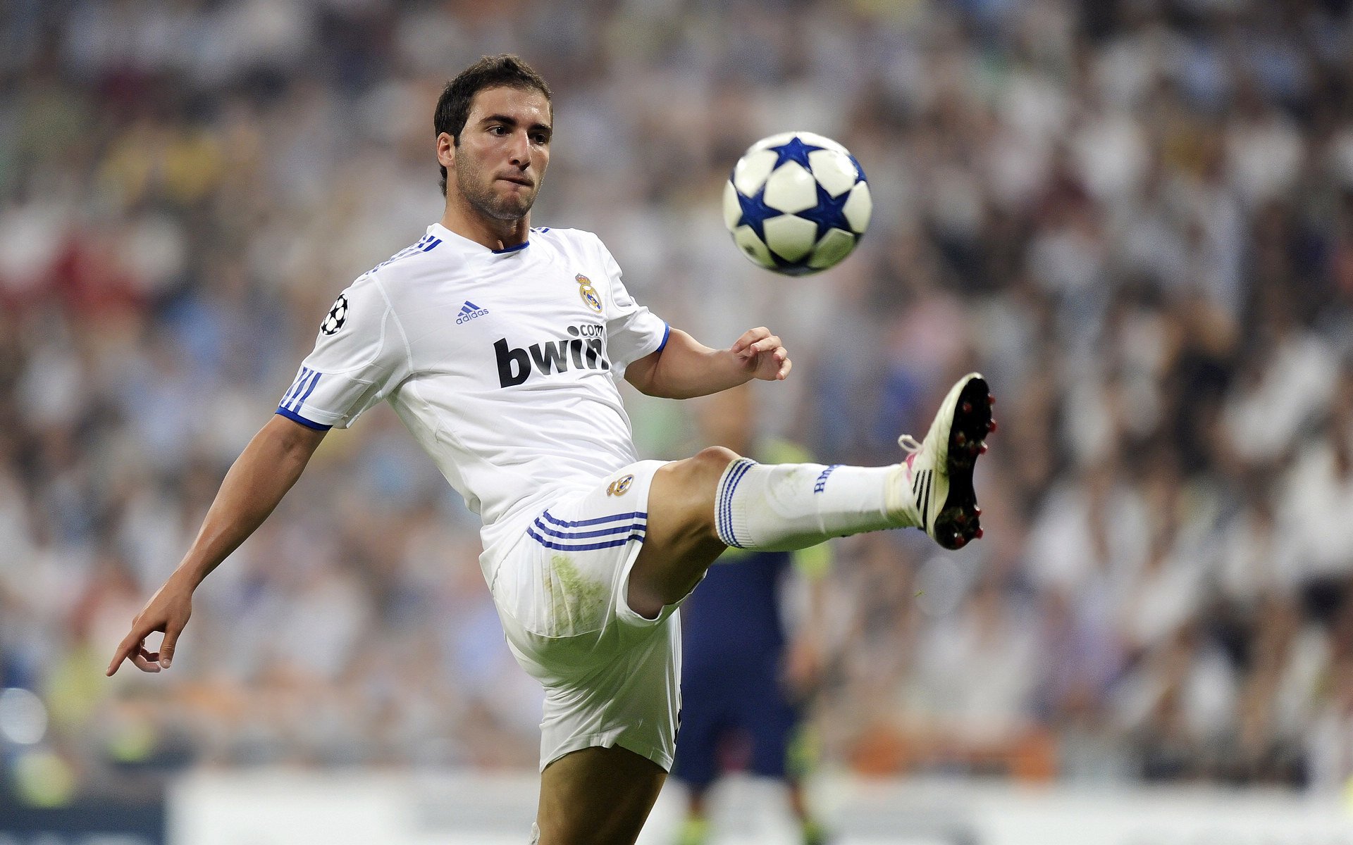 激烈对抗不断，场上气氛瞬间升温，气氛猛烈对不对